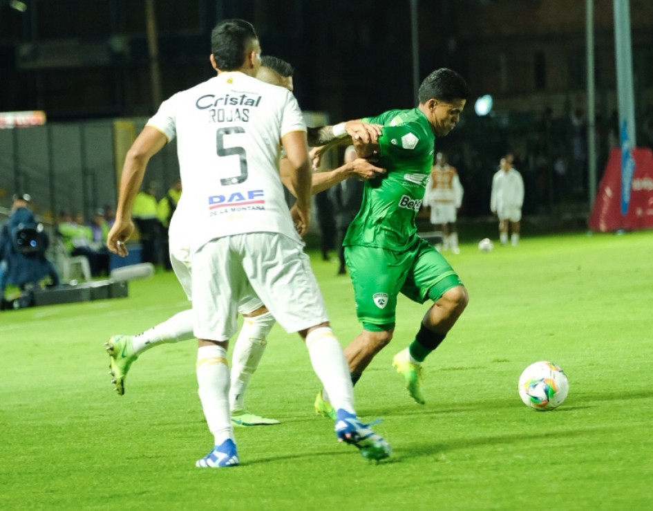 Iván Rojas va a la marca de un rival de La Equidad. El Blanco empató 1-1 con el onceno capitalino en el Olaya Herrera de Bogotá. Iván Rojas va a la marca de un rival de La Equidad. El Blanco empató 1-1 con el onceno capitalino en el Olaya Herrera de Bogotá.