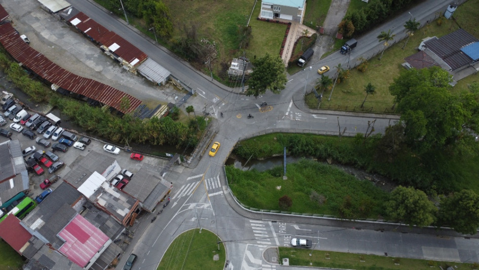 La Alcaldía de Manizales adelanta estudios y diseños de una obra para descongestionar la comuna Ecoturístico Cerro de Oro, que ha recibido 9 mil 425 nuevos residentes desde el 2014. Conozca el punto exacto y el plan. Según comerciantes, la construcción es necesaria por la alta accidentalidad en la zona. La Alcaldía de Manizales adelanta estudios y diseños de una obra para descongestionar la comuna Ecoturístico Cerro de Oro, que ha recibido 9 mil 425 nuevos residentes desde el 2014. Conozca el punto exacto y el plan. Según comerciantes, la construcción es necesaria por la alta accidentalidad en la zona.