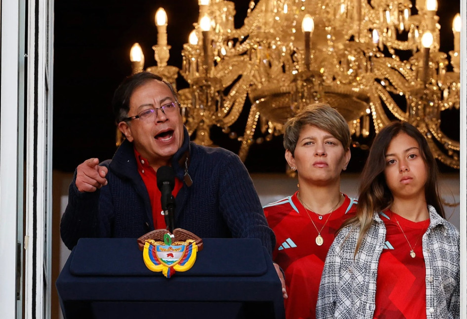 El presidente de Colombia, Gustavo Petro, habla acompañado por la primera dama, Verónica Alcocer, y su hija Antonella (d), en una fotografía de archivo. EFE/ Mauricio Dueñas Castañeda El presidente de Colombia, Gustavo Petro, habla acompañado por la primera dama, Verónica Alcocer, y su hija Antonella (d), en una fotografía de archivo. EFE/ Mauricio Dueñas Castañeda