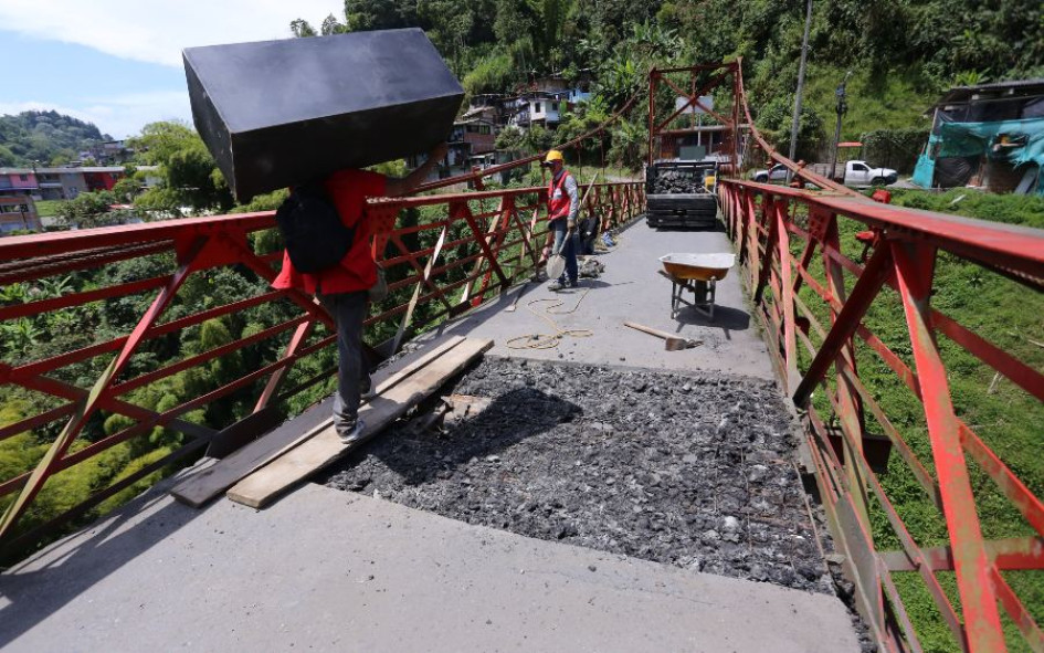 Así se desarrollan las obras de reparación de los perfiles del asfalto en el puente Olivares. Así se desarrollan las obras de reparación de los perfiles del asfalto en el puente Olivares.