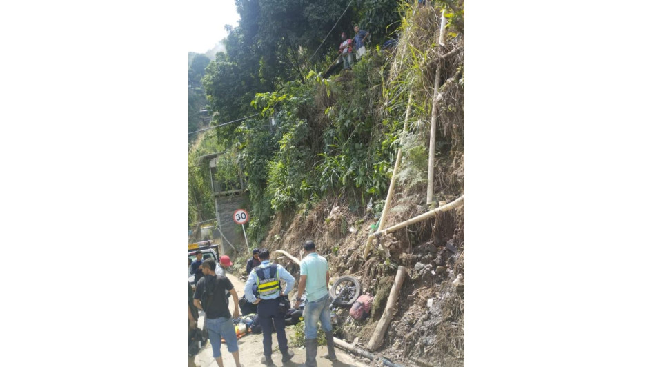 El motociclista rodó por una ladera en el barrio El Seis de Marmato. El motociclista rodó por una ladera en el barrio El Seis de Marmato.