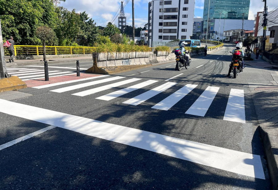 señal de tránsito pintada en Manizales señal de tránsito pintada en Manizales