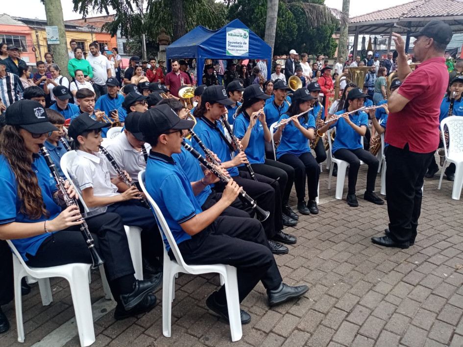 La Banda Sinfónica del I.E. Gerardo Arias participará este fin de semana en el festival para el Centro Sur que se desarrollará en Chinchiná. La conforman 47 músicos. La Banda Sinfónica del I.E. Gerardo Arias participará este fin de semana en el festival para el Centro Sur que se desarrollará en Chinchiná. La conforman 47 músicos.