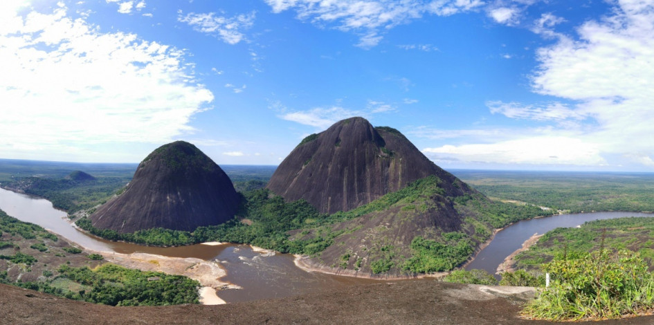 Sobre el Escudo Guayanés, o Macizo Guayanés, en territorio del departamento de Guainía, se levantan solitarios los cerros. Sobre el Escudo Guayanés, o Macizo Guayanés, en territorio del departamento de Guainía, se levantan solitarios los cerros.