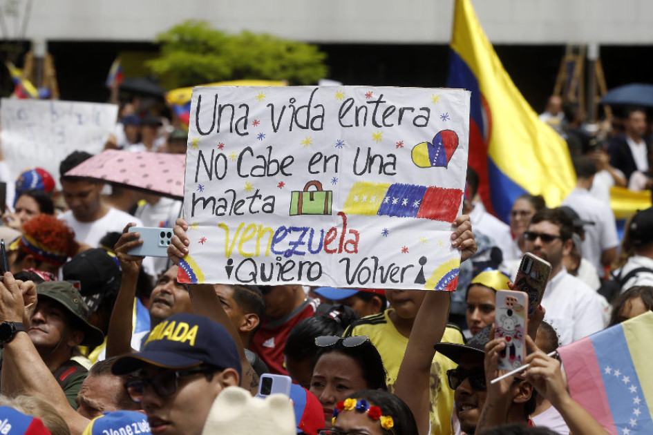 Personas participan en una manifestación en apoyo a los venezolanos tras elecciones en la plazoleta del Centro Administrativo La Alpujarra, en Medellín Personas participan en una manifestación en apoyo a los venezolanos tras elecciones en la plazoleta del Centro Administrativo La Alpujarra, en Medellín