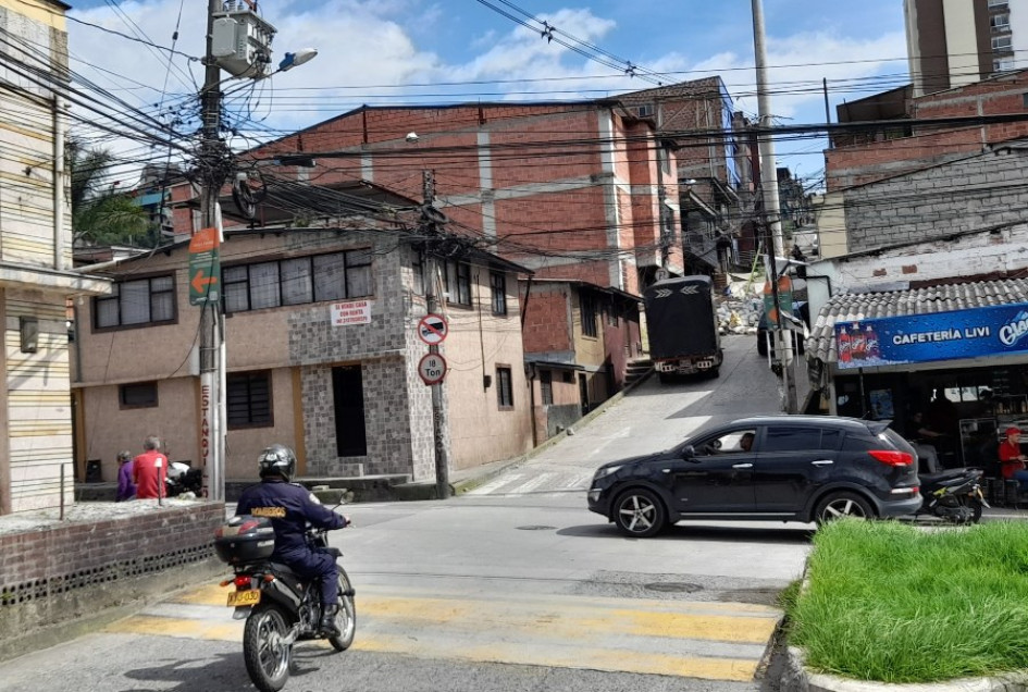 Esta es la calle que según los residentes es usada de parqueadero. Esta es la calle que según los residentes es usada de parqueadero.
