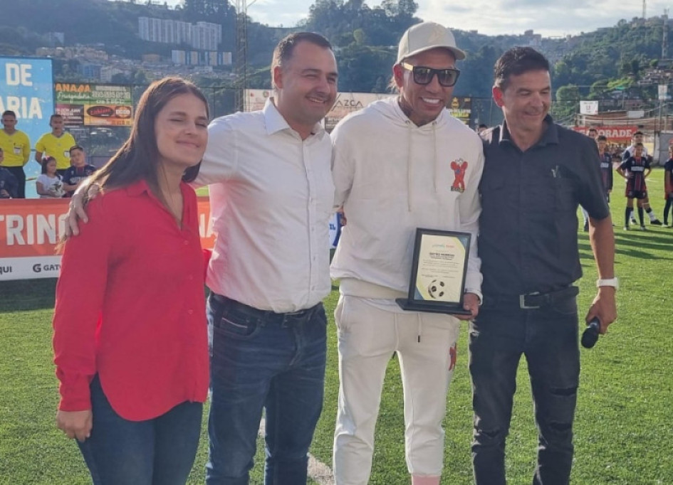 El alcalde Jonier Ramírez, al ver la acogida que tiene Dayro Moreno entre los asistentes al Polideportivo, le prometió un homenaje que pase de generación en generación. Dayro El alcalde Jonier Ramírez, al ver la acogida que tiene Dayro Moreno entre los asistentes al Polideportivo, le prometió un homenaje que pase de generación en generación.