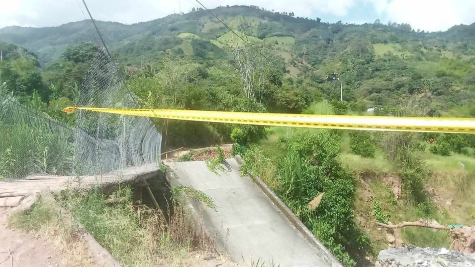 Actualmente en la vereda Murillo hay unas 600 familias afectadas por la no construcción del puente. La comunidad solicita respuesta de Invías. Actualmente en la vereda Murillo hay unas 600 familias afectadas por la no construcción del puente. La comunidad solicita respuesta de Invías.
