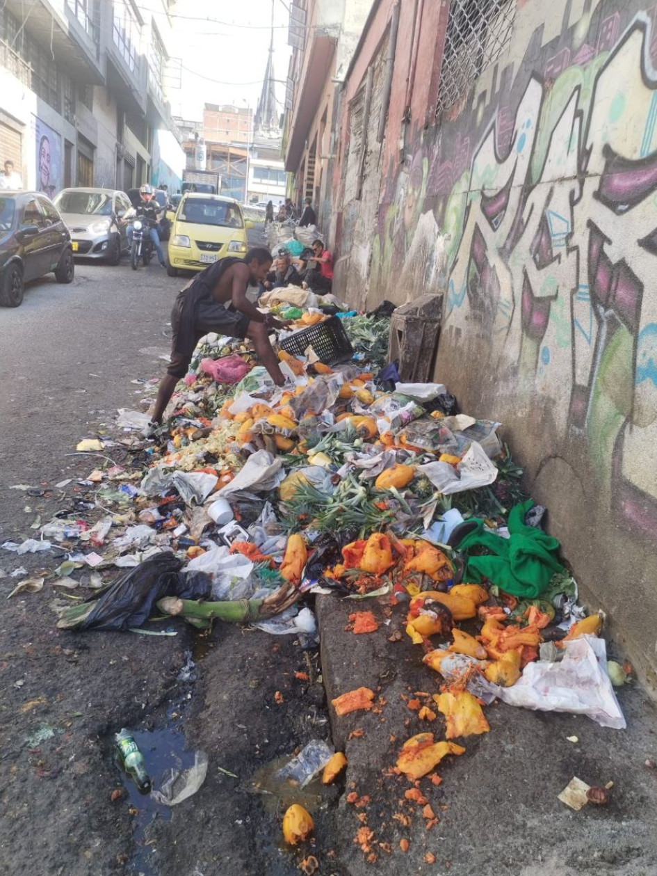 "La responsabilidad es de todos y cuando algún actor falla esto influye en la prestación del servicio", dice Juan Carlos Quintero Naranjo, gerente general de Emas. Así se encuentra la carrera 17 con calle 22A en el sector de la Galería. "La responsabilidad es de todos y cuando algún actor falla esto influye en la prestación del servicio", dice Juan Carlos Quintero Naranjo, gerente general de Emas. Así se encuentra la carrera 17 con calle 22A en el sector de la Galería.