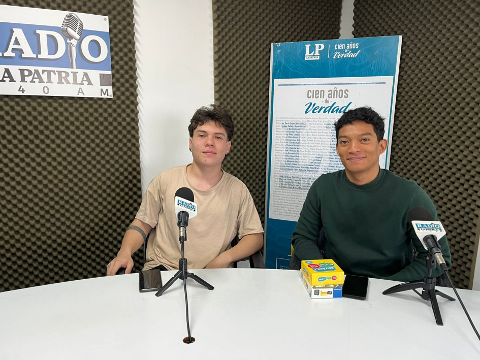 Antonio Lara Madera, docente de alemán del Departamento de Idiomas de la Universidad de Manizales, y Juan David Buitrago, estudiante de Ingeniería de Sistemas de la institución. Antonio Lara Madera, docente de alemán del Departamento de Idiomas de la Universidad de Manizales, y Juan David Buitrago, estudiante de Ingeniería de Sistemas de la institución.