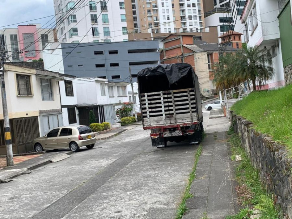 Este es el camión que usa la calle como parqueadero. Este es el camión que usa la calle como parqueadero.