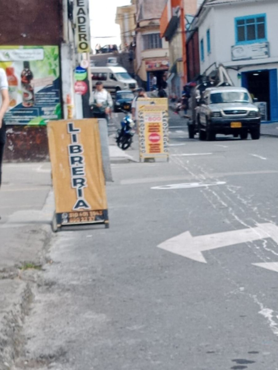 Establecimientos comerciales en Manizales invaden el espacio público con publicidad Establecimientos comerciales en Manizales invaden el espacio público con publicidad