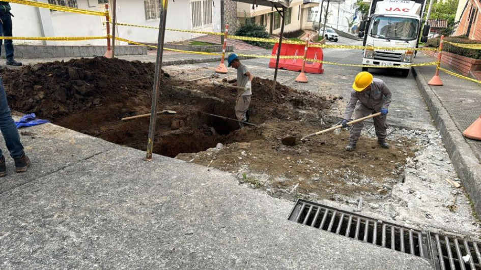 Desde el jueves 22 de agostos el grupo técnico de Aguas de Manizales atiende emergencia en la calle 64 con carrera 21 en el barrio la Rambla. Desde el jueves 22 de agostos el grupo técnico de Aguas de Manizales atiende emergencia en la calle 64 con carrera 21 en el barrio la Rambla.