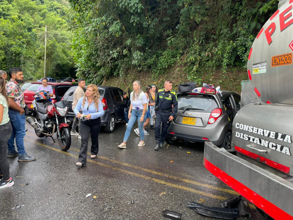En la antigua vía Manizales - Chinchiná se presentó un choque entre un carro cisterna y varios automóviles. En la antigua vía Manizales - Chinchiná se presentó un choque entre un carro cisterna y varios automóviles.