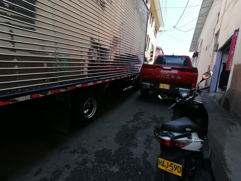 Así se encuentra la calle 24 con cerrera 23 con los automóviles y motos obstaculizando la vía. Así se encuentra la calle 24 con cerrera 23 con los automóviles y motos obstaculizando la vía.