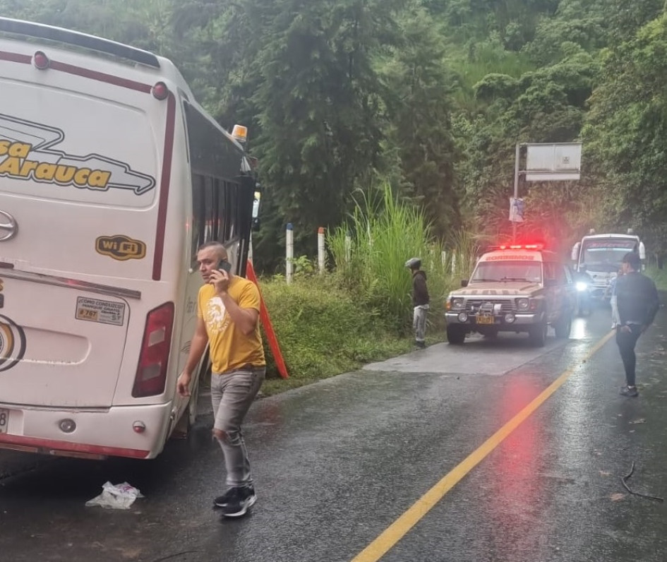 La buseta estuvo cerca de rodar por un abismo, pero un muro lo detuvo en la vía entre Aranzazu y Neira. La buseta estuvo cerca de rodar por un abismo, pero un muro lo detuvo en la vía entre Aranzazu y Neira.