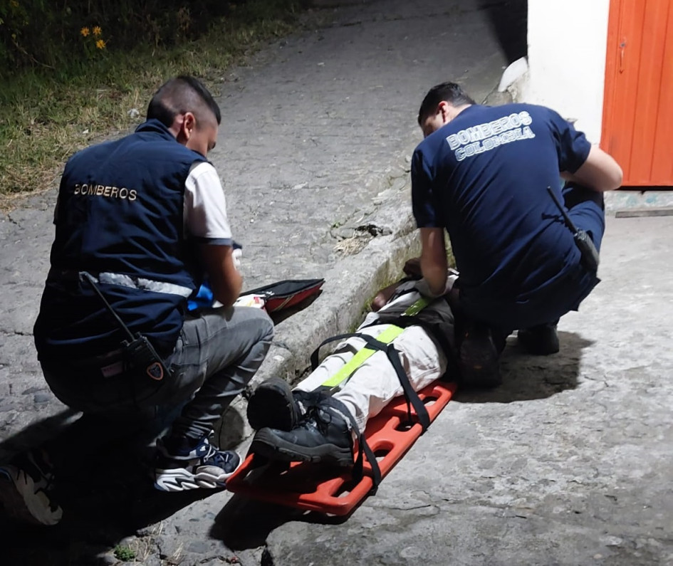 El peatón resultó lesionado tras golpear contra el pavimento. Lo llevaron al hospital. El peatón resultó lesionado tras golpear contra el pavimento. Lo llevaron al hospital.