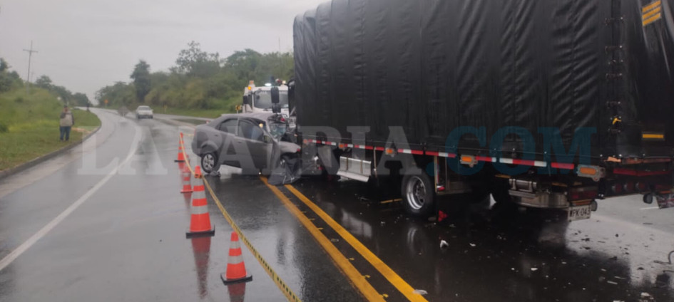 Dos personas murieron en el accidente que ocurrió en la vía entre Manizales y Medellín. Dos personas murieron en el accidente que ocurrió en la vía entre Manizales y Medellín.