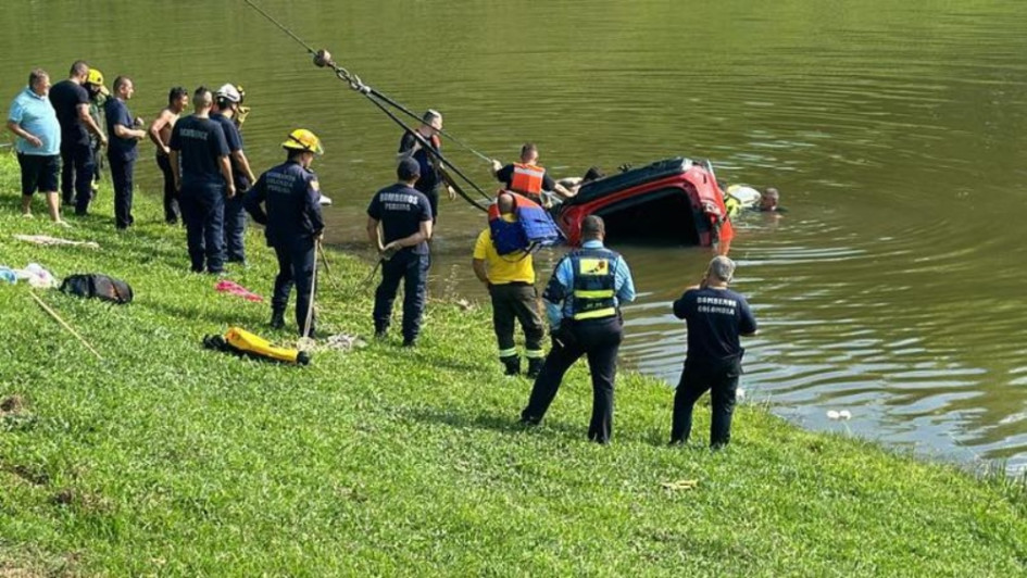 Camioneta se fue al lago de Hacienda Malabar Camioneta se fue al lago de Hacienda Malabar