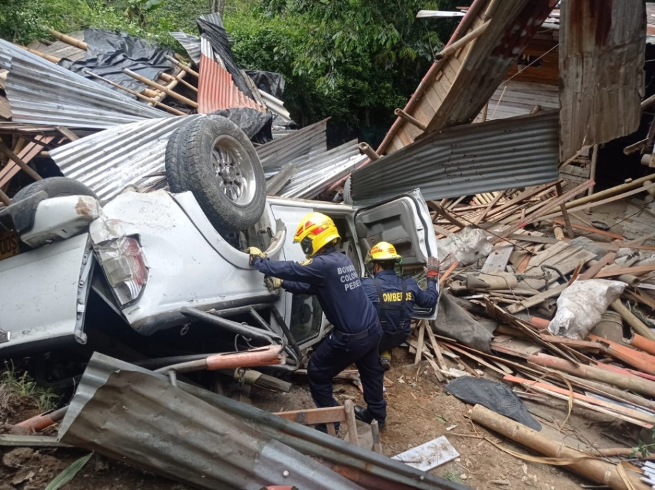 Camioneta colisionó contra varias viviendas en Pereira Camioneta colisionó contra varias viviendas en Pereira