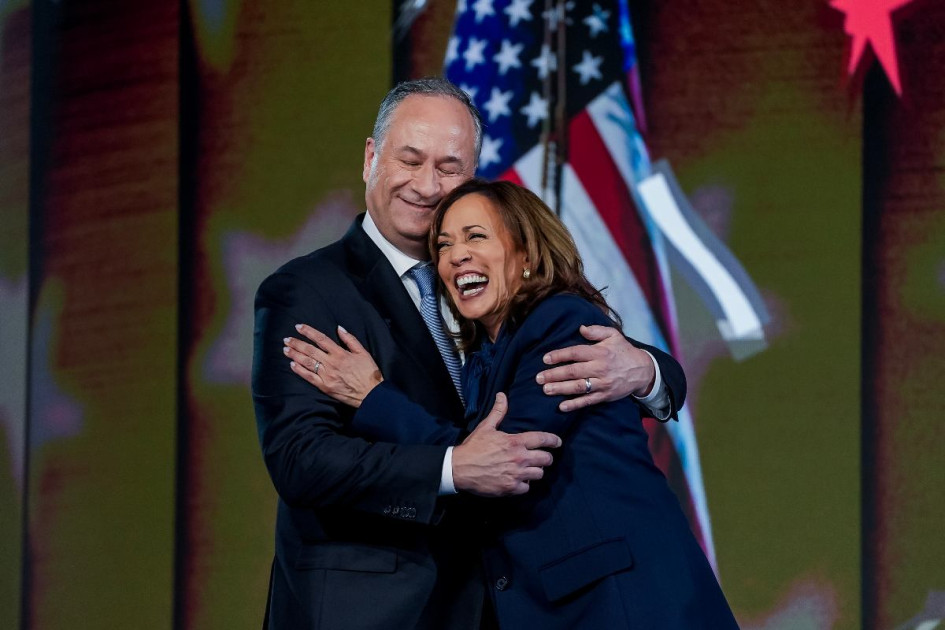 La candidata presidencial demócrata y vicepresidenta de EE. UU., Kamala Harris, y su esposo, el segundo caballero Doug Emhoff. La candidata presidencial demócrata y vicepresidenta de EE. UU., Kamala Harris, y su esposo, el segundo caballero Doug Emhoff.