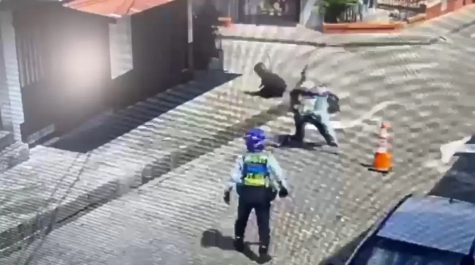Agente de transito derribó motociclista Agente de transito derribó motociclista