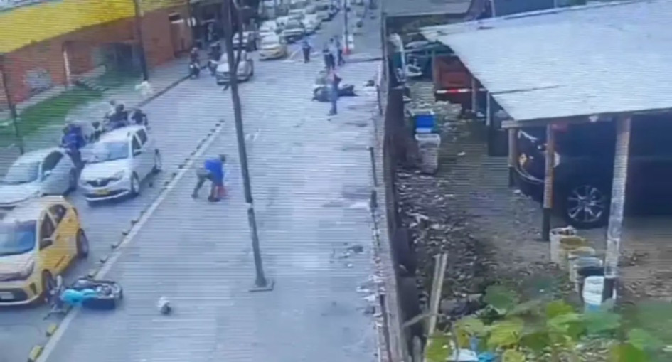 Agente de tránsito impacta a motociclista con cono y lo derriba de su moto. Agente de tránsito impacta a motociclista con cono y lo derriba de su moto.