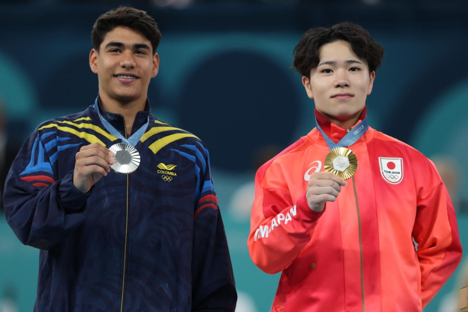 El gimnasta colombiano Ángel Barajas (i), plata; y el japonés Shinnosuke Oka, oro de barra fija de gimnasia artística de los Juegos Olímpicos de París 2024. El gimnasta colombiano Ángel Barajas (i), plata; y el japonés Shinnosuke Oka, oro de barra fija de gimnasia artística de los Juegos Olímpicos de París 2024.
