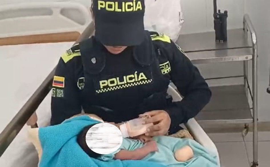 Las autoridades comprobaron el buen estado de salud de la bebé, una vez la rescataron. Las autoridades comprobaron el buen estado de salud de la bebé, una vez la rescataron.