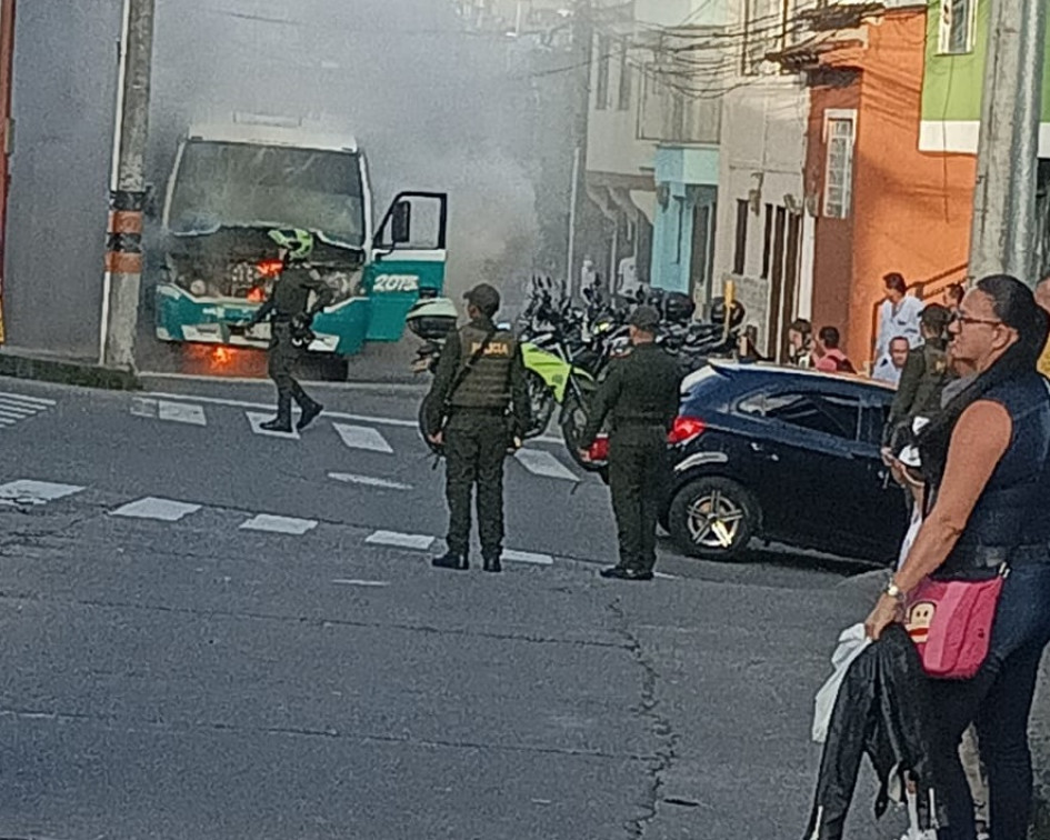 Seis menores de edad resultaron lesionados tras el incendio de un bus de servicio escolar en el barrio Linares de Manizales. Seis menores de edad resultaron lesionados tras el incendio de un bus de servicio escolar en el barrio Linares de Manizales.