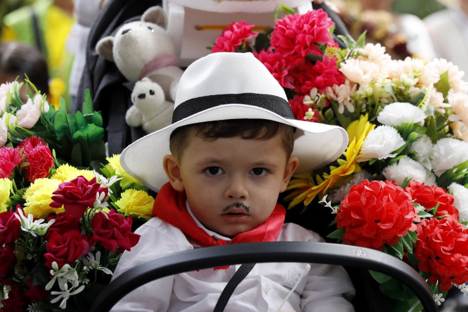 Niños participan en la edición 35 del Desfile de Silleteritos, en el inicio de la 67° Feria de las Flores, este sábado en Medellín Niños participan en la edición 35 del Desfile de Silleteritos, en el inicio de la 67° Feria de las Flores, este sábado en Medellín