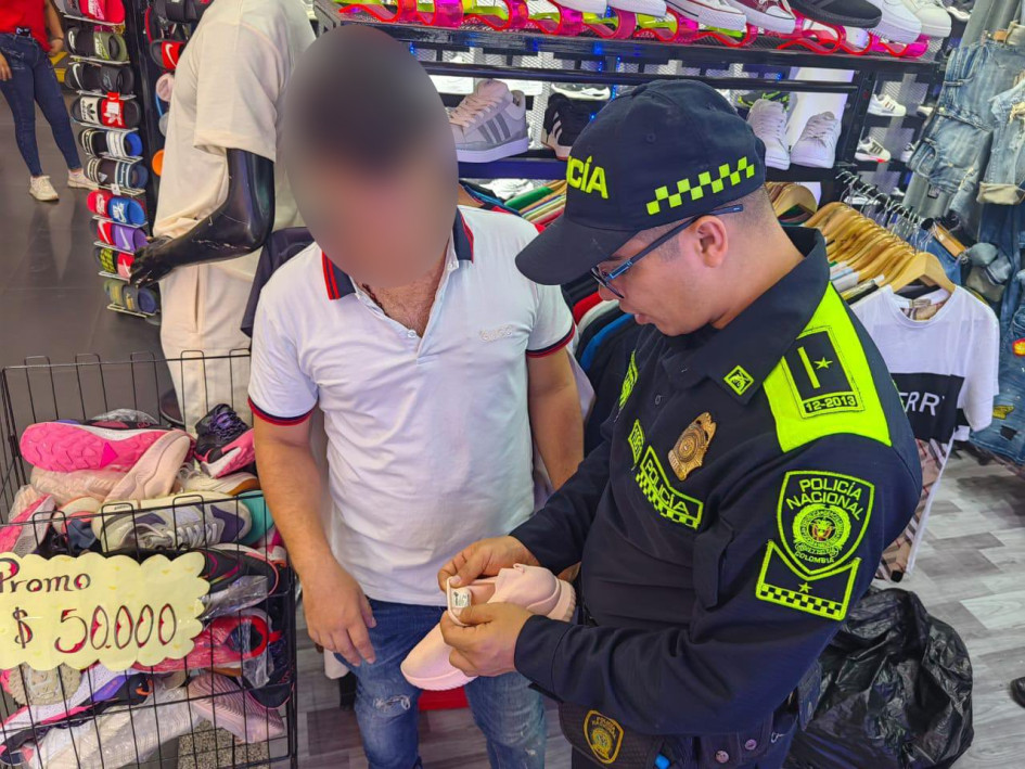 La ciudadanía puede denunciar actividades ilícitas relacionadas con falsificación de marcas y contrabando a la línea 159 de la Policía. La ciudadanía puede denunciar actividades ilícitas relacionadas con falsificación de marcas y contrabando a la línea 159 de la Policía.