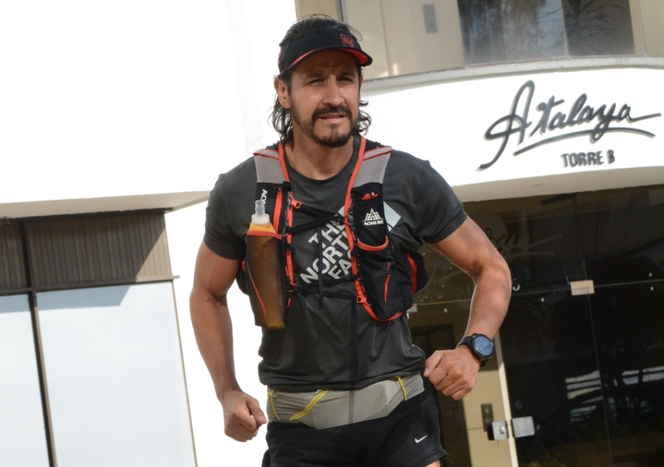 El atleta Carlos Granada está listo para cumplir el domingo con el Festival de la Montaña en el PNN Los Nevados. La camiseta y pantaloneta deben ser de sacado rápido. También se utilizan licras. El atleta Carlos Granada está listo para cumplir el domingo con el Festival de la Montaña en el PNN Los Nevados. La camiseta y pantaloneta deben ser de sacado rápido. También se utilizan licras.