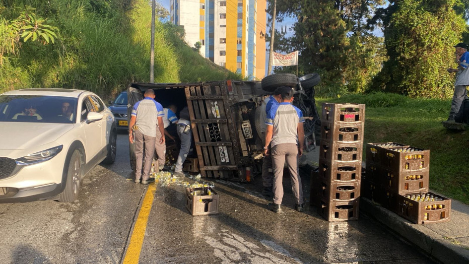 Una camioneta se volcó en el sector de los lavaderos de Los Rosales. Una camioneta se volcó en el sector de los lavaderos de Los Rosales.