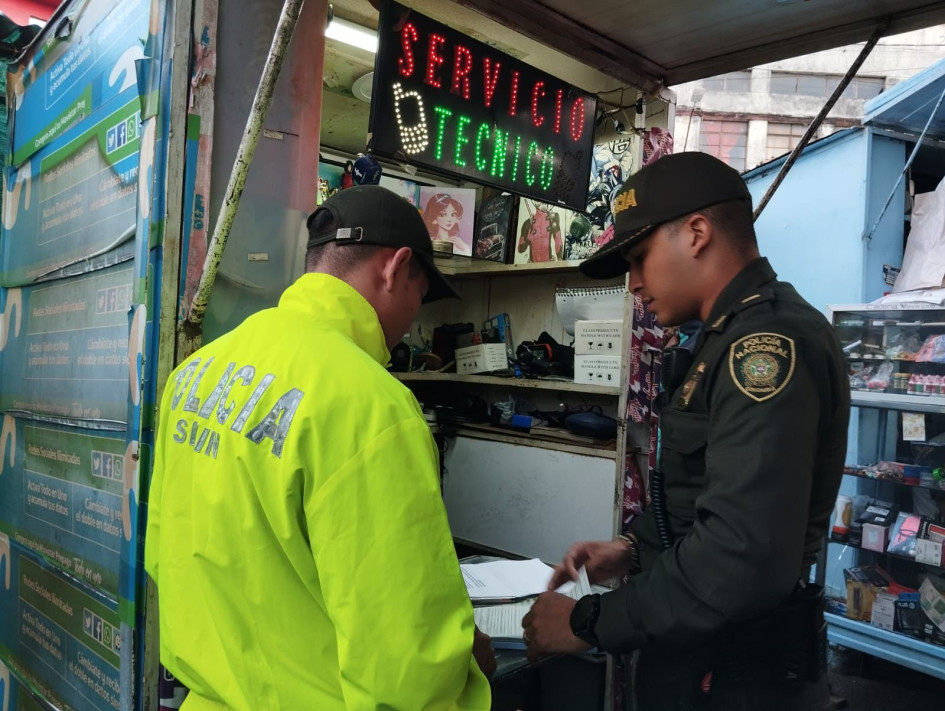 La Policía de Manizales cerró cinco negocios e incautó igual número de celulares robados. La Policía de Manizales cerró cinco negocios e incautó igual número de celulares robados.