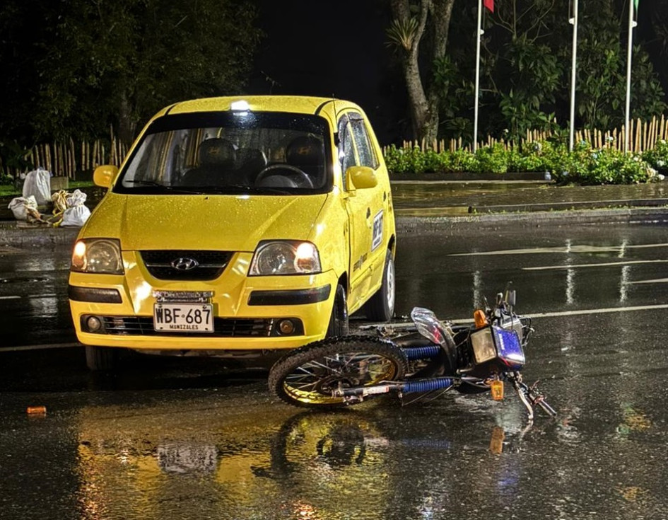 El conductor de una moto resultó lesionado tras chocar con un taxi en el sector de la Plaza de Toros. El conductor de una moto resultó lesionado tras chocar con un taxi en el sector de la Plaza de Toros.