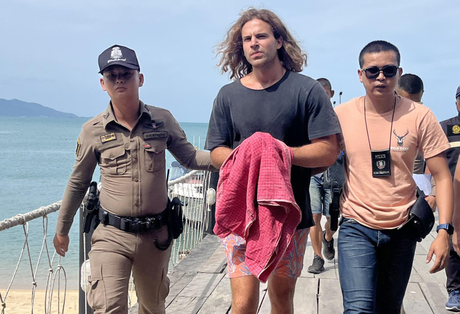 El chef español Daniel Sancho Bronchalo (c) es escoltado por agentes de policía tailandeses cuando llegan a un puerto antes de acudir al tribunal en la isla de Koh Samui, en el sur de Tailandia, el 7 de agosto de 2023 (reeditado el 29 de agosto de 2024). El chef español Daniel Sancho Bronchalo (c) es escoltado por agentes de policía tailandeses cuando llegan a un puerto antes de acudir al tribunal en la isla de Koh Samui, en el sur de Tailandia, el 7 de agosto de 2023 (reeditado el 29 de agosto de 2024).
