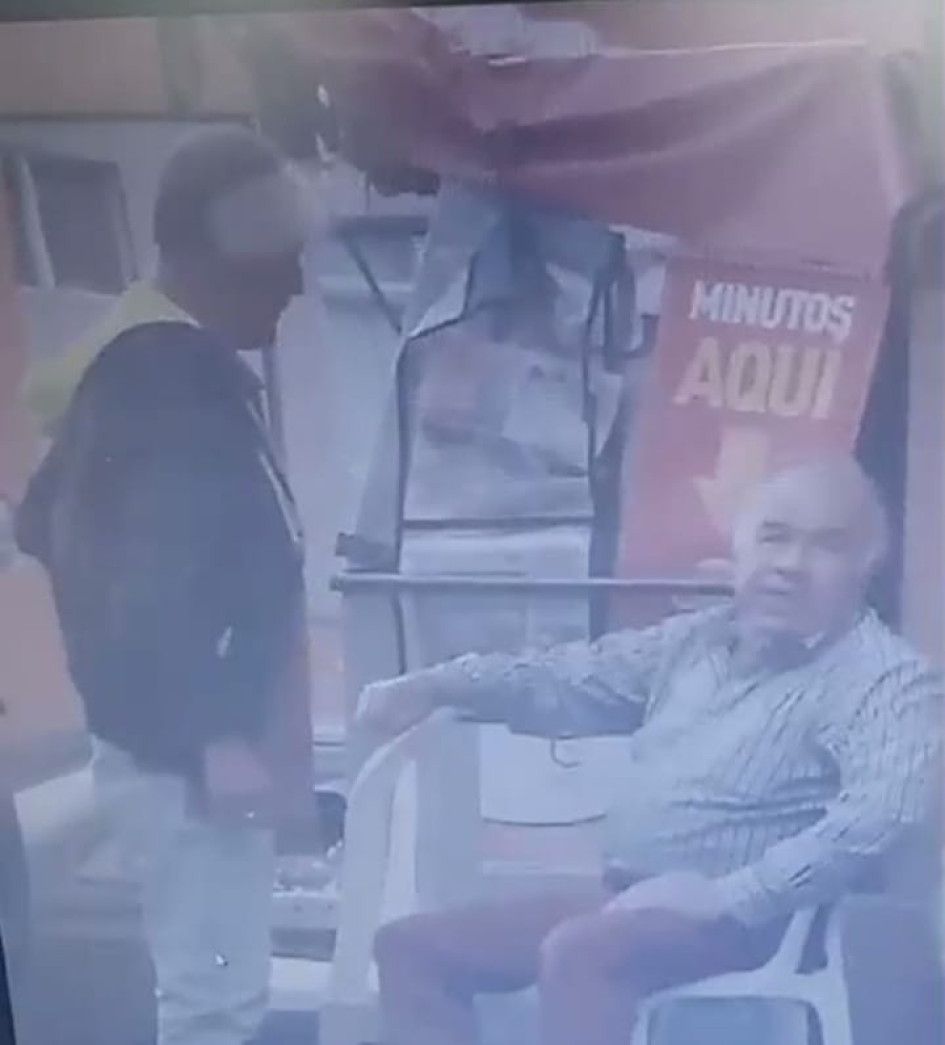 Momento en que graban a Jesús Antonio Henao Cardona, alias Chucho, entregándole vicio a otro de la banda. Este último se mete el producto entre sus zonas íntimas. Momento en que graban a Jesús Antonio Henao Cardona, alias Chucho, entregándole vicio a otro de la banda. Este último se mete el producto entre sus zonas íntimas.