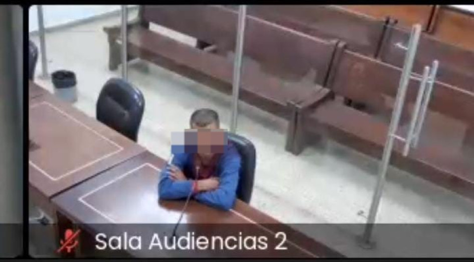 El hombre no aceptó los cargos. El hombre no aceptó los cargos.