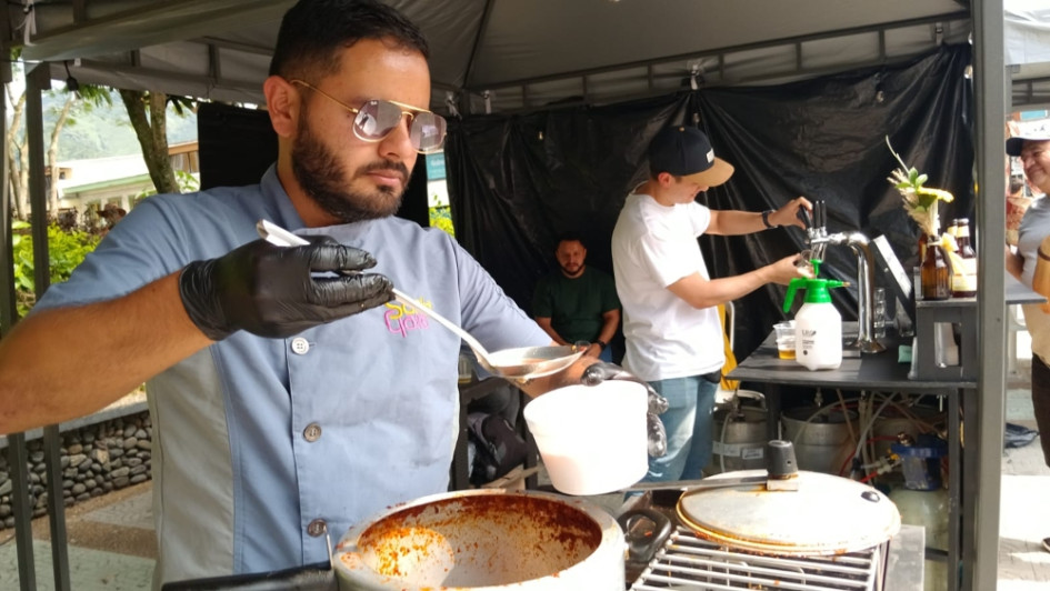 En Chinchiná hoy y mañana se disfruta el Gastrofest 2024. Sella a cabo en unas carpas en el Parque del Parque de Bolívar. Expenden cerveza artesanal y comida . En Chinchiná hoy y mañana se disfruta el Gastrofest 2024. Sella a cabo en unas carpas en el Parque del Parque de Bolívar. Expenden cerveza artesanal y comida .