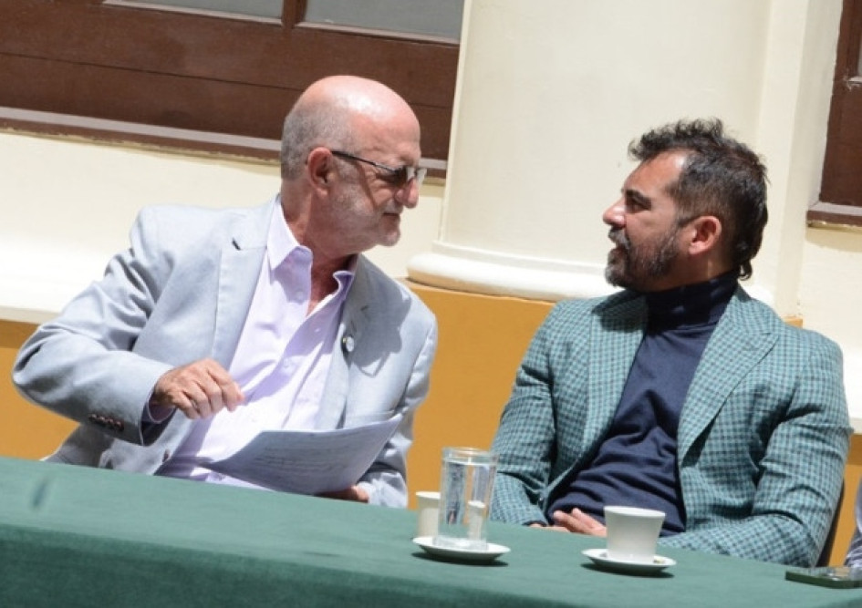 El gobernador de Caldas, Henry Gutiérrez, comentó que le hicieron el reclamo porque se toma muchas fotos con el diputado del Partido Liberal Hernán Alberto Bedoya. El gobernador de Caldas, Henry Gutiérrez, comentó que le hicieron el reclamo porque se toma muchas fotos con el diputado del Partido Liberal Hernán Alberto Bedoya.