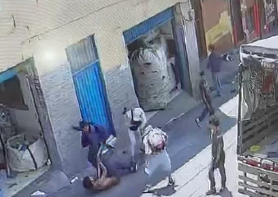 Cámaras de seguridad captaron el momento del ataque a un habitante de calle en la Galería de Manizales. Cámaras de seguridad captaron el momento del ataque a un habitante de calle en la Galería de Manizales.