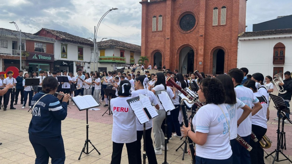 la banda sinfonica de Lima (Peru) ofreció unaretreta en la Plaza de Robledo. la banda sinfonica de Lima (Peru) ofreció unaretreta en la Plaza de Robledo.