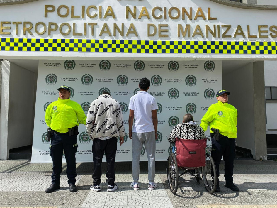 Estos tres sujetos son señalados de asaltar a ciudadanos en Manizales y hurtarles sus pertenencias. A uno (izquierda) lo capturaron en otro hecho, tras robarle una tablet a un ciudadano en Villahermosa. Estos tres sujetos son señalados de asaltar a ciudadanos en Manizales y hurtarles sus pertenencias. A uno (izquierda) lo capturaron en otro hecho, tras robarle una tablet a un ciudadano en Villahermosa.