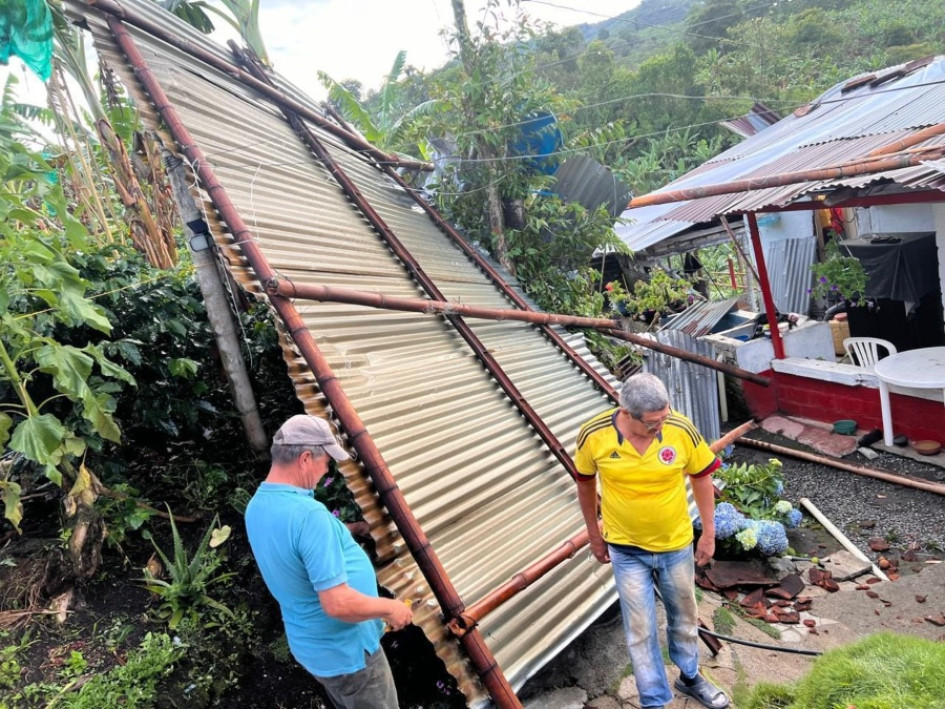 Techo caído en vivienda de la vereda El Horro, de Anserma. Techo caído en vivienda de la vereda El Horro, de Anserma.