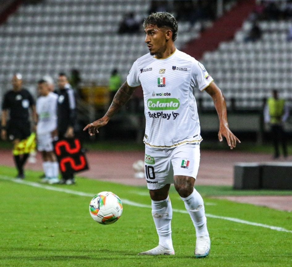 El volante argentino Lucas Ríos, con la camiseta 10 del Once Caldas, le cambió la cara ayer al partido que el equipo le ganó 2-1 al Atlético Bucaramanga en el Palogrande. Once Caldas