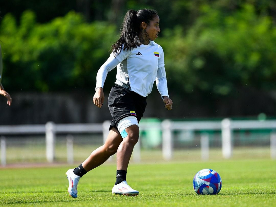 Manuela Pavi, quien juega como extrema, ya marcó gol con la Selección Colombia en París 2024. Este sábado espera repetir ante Esapaña. Manuela Pavi, quien juega como extrema, ya marcó gol con la Selección Colombia en París 2024. Este sábado espera repetir ante Esapaña.
