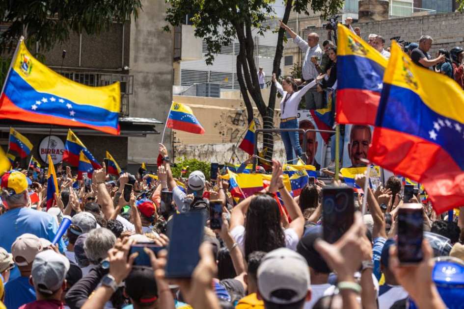 La líder opositora de Venezuela María Corina Machado abogó este sábado por mantener una lucha "pacífica y cívica" pero con "fuerza" ya que dijo que "el 28 de julio marca un hito a partir del cual se inició la transición a la democracia en Venezuela", dijo Machado ante miles de venezolanos que se concentraron en una zona del este de Caracas. La líder opositora de Venezuela María Corina Machado abogó este sábado por mantener una lucha "pacífica y cívica" pero con "fuerza" ya que dijo que "el 28 de julio marca un hito a partir del cual se inició la transición a la democracia en Venezuela", dijo Machado ante miles de venezolanos que se concentraron en una zona del este de Caracas.
