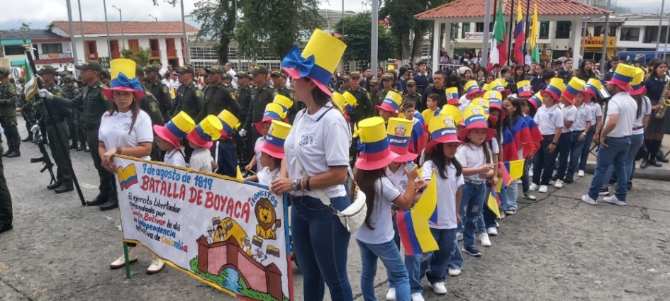 Neira desfiló para celebrar el 7 de agosto Neira desfiló para celebrar el 7 de agosto