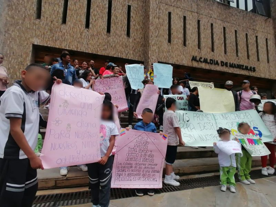 Miembros de la comunidad del sector del Tierrero, en el barrio Solferino (Manizales), este jueves a mediodía en el plantón que realizaron en la Alcaldía de Manizales. Miembros de la comunidad del sector del Tierrero, en el barrio Solferino (Manizales), este jueves a mediodía en el plantón que realizaron en la Alcaldía de Manizales.